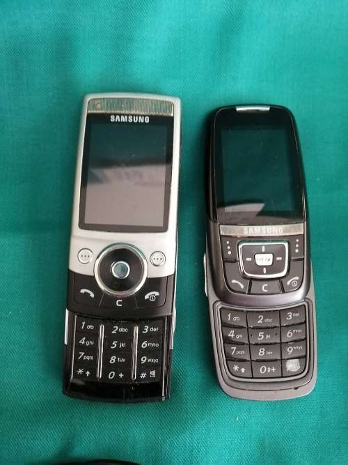 Job Lot of 5 Various Samsung Phones, 2 chargers and 1 extra battery