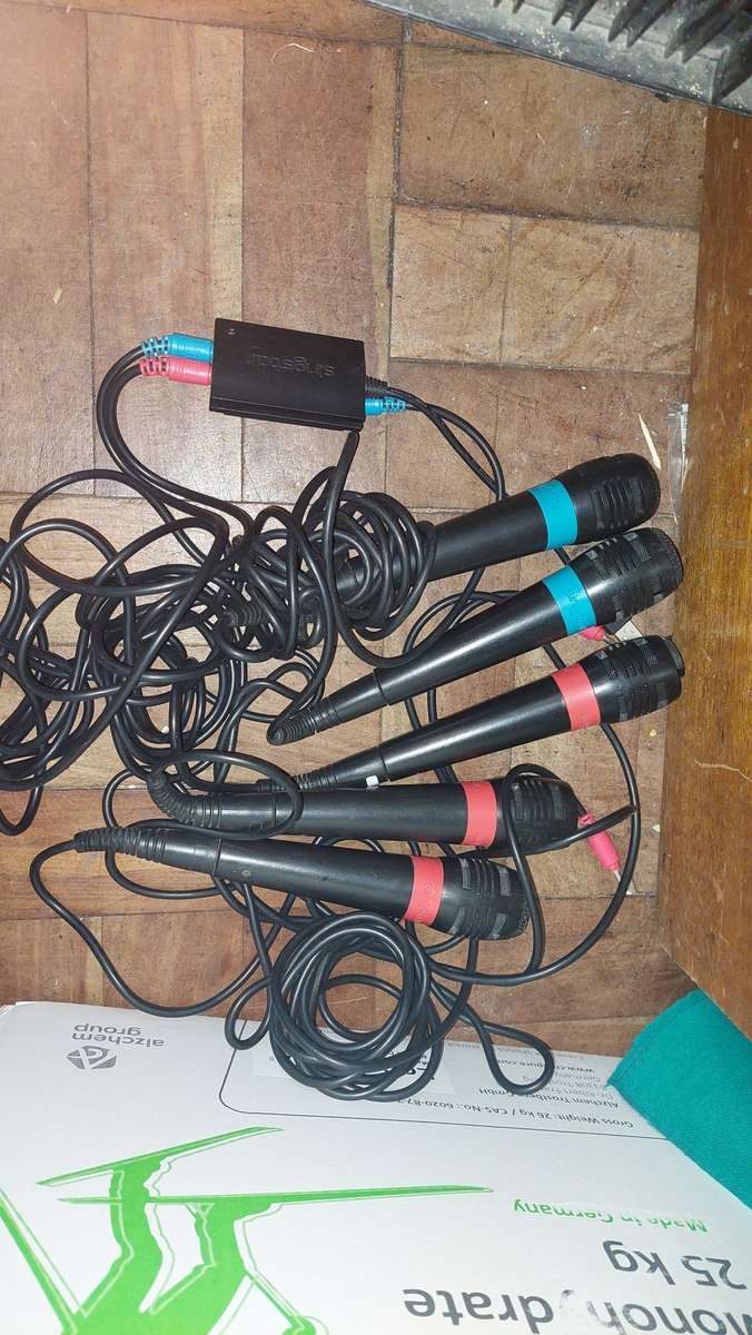Singstar mics and games
