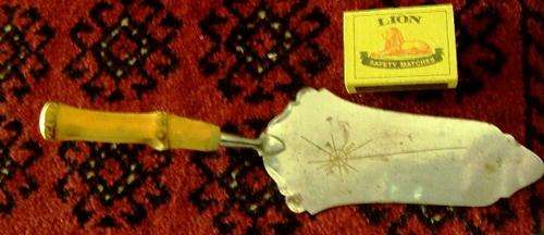 Vintage cake lifter (collectable)