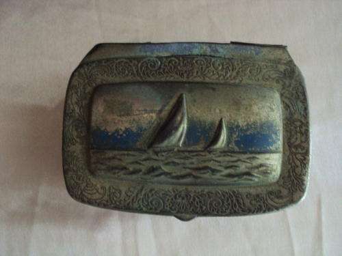 Trinket box with feet