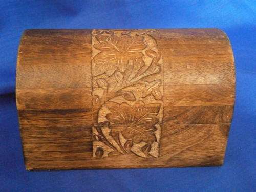 Oval shaped wooden box with carved panel (B) 19.5 x 11.5 x 12 cm