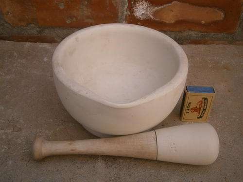 LATE ENTRY!!!!Porcelain pestle and mortar - Circum 16.7 cm, height 9.8 cm - length 22.5 cm