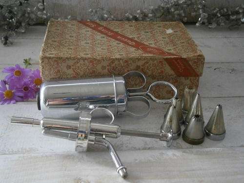 Tala Queen Icing Set in original box -8 pieces