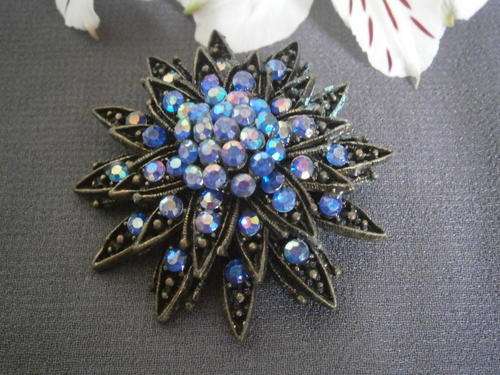 Brooch with blueish beads