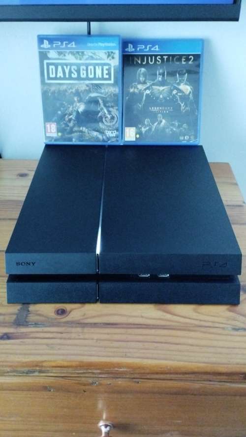 PS4 500GB +1 CONTROLLER + 2GAMES