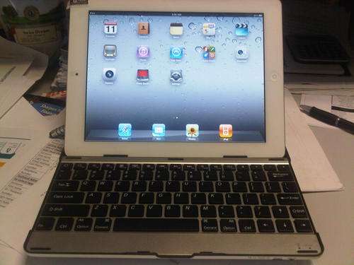 Apple Ipad. 16GB. Like New. Wi-Fi. Including Free Bluetooth Keyboard.
