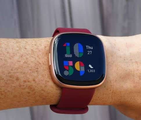 Fitbit Versa 4 (Pink Sand/ Copper Rose Aluminium)