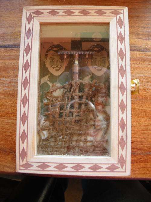 WOODEN GIFT BOX WITH RAZOR