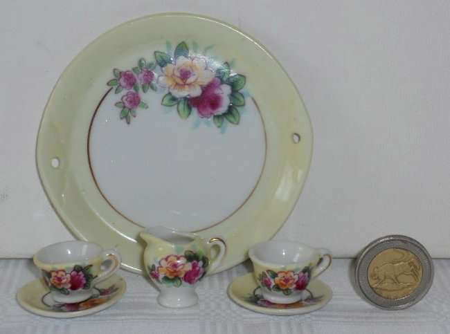 Aumy - 2 x Mini Tea Cups, Creamer and Tray