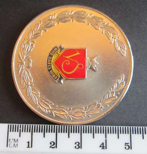 WHO DARES WINS MEDAL x2 (LOT)