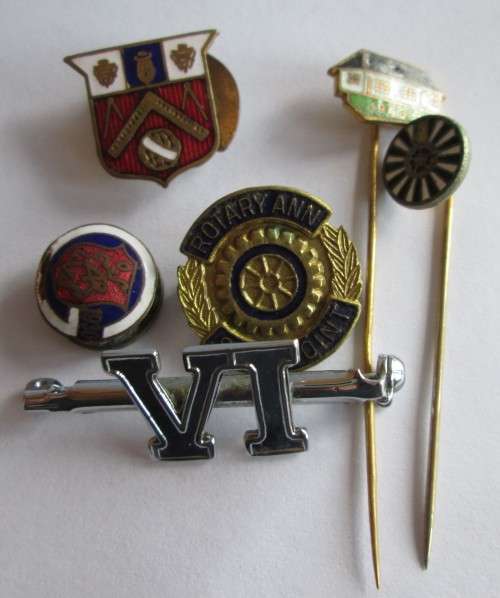 VARIETY OF BADGES / PINS (LOT)