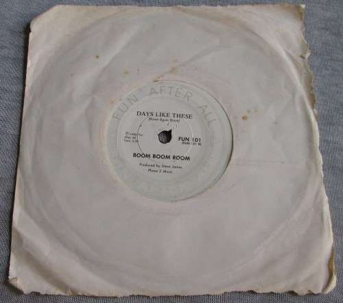 BOOM BOOM BOOM - 1986 HERE COMES THE MAN/DAYS LIKE THESE (FUN 101) 45 RPM RECORD - A3207