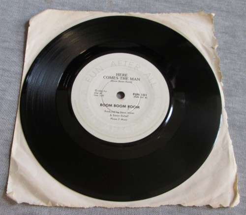 BOOM BOOM BOOM - 1986 HERE COMES THE MAN/DAYS LIKE THESE (FUN 101) 45 RPM RECORD - A3207