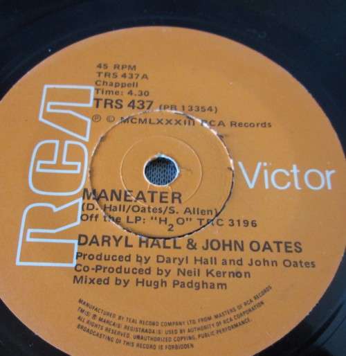 DARYL HALL AND JOHN OATES - MANEATER (TRS 437) 45 RPM RECORD
