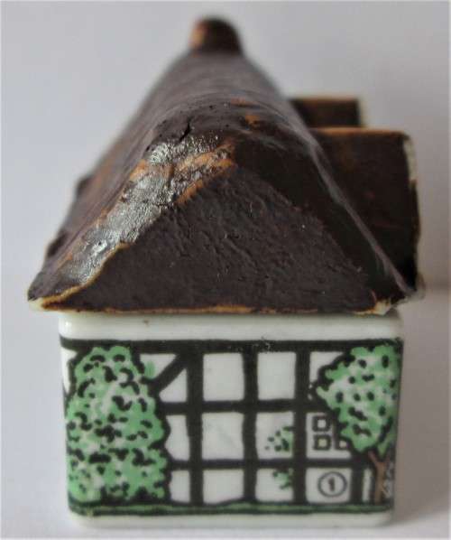 WADE PUMP COTTAGE WHIMSEY ON WHY SET ONE 1980-1981 (SEE DESCRIPTION)