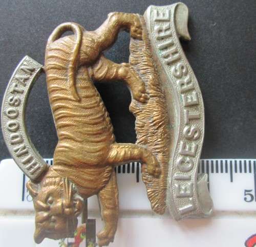 HINDOOSTAN REGIMENT LEICESTERSHIRE CAP BADGE - RAK319