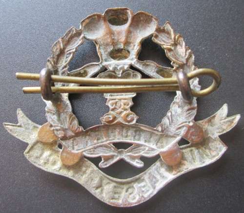 BRITISH MIDDLESEX REGIMENT CAP BADGE - RAK332