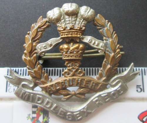 BRITISH MIDDLESEX REGIMENT CAP BADGE - RAK332
