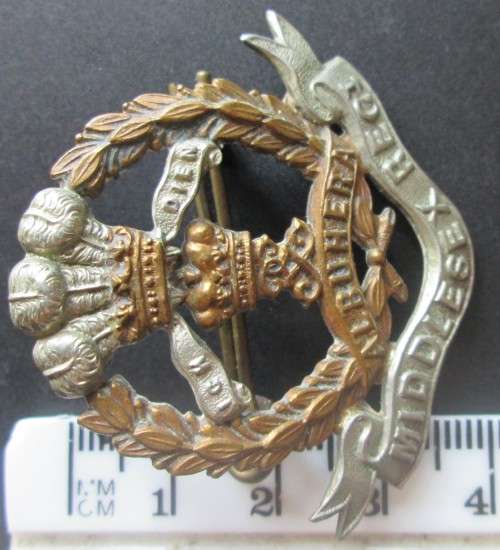 BRITISH MIDDLESEX REGIMENT CAP BADGE - RAK332