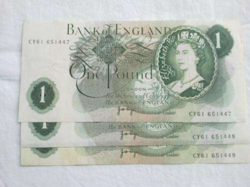 3 x British 1 pound notes in numerical sequence