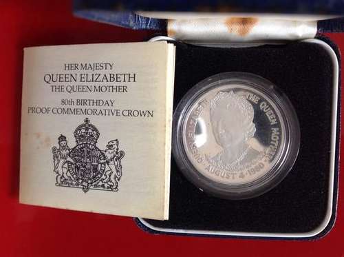 BRITAIN: THE QUEEN MOTHER 80th BIRTHDAY COMMEMORATIVE CROWN.