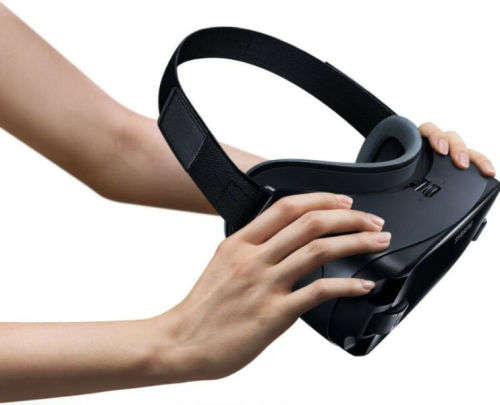 SAMSUNG GEAR VR2 (SM-R323) HEADSET WITH BLUETOOTH REMOTE (BRAND NEW)