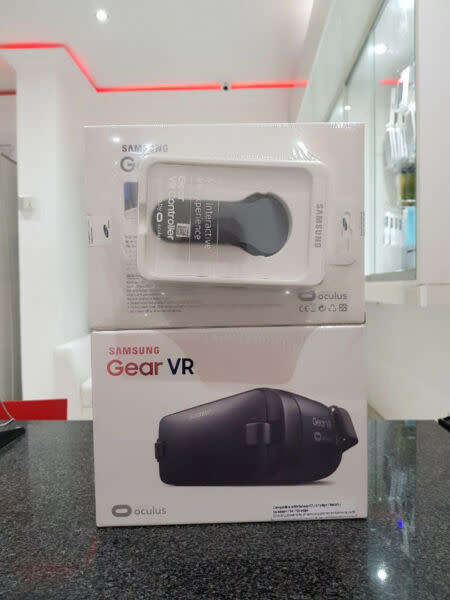 SAMSUNG GEAR VR2 (SM-R323) HEADSET WITH BLUETOOTH REMOTE (BRAND NEW)