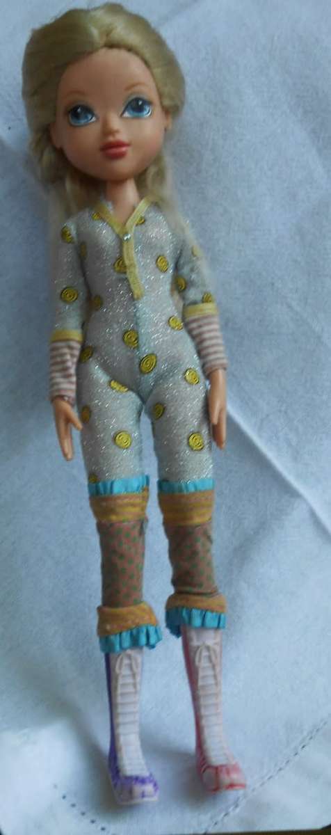 collectible MGA 2009 Moxie Girlz Avery blond hair and blue eyes