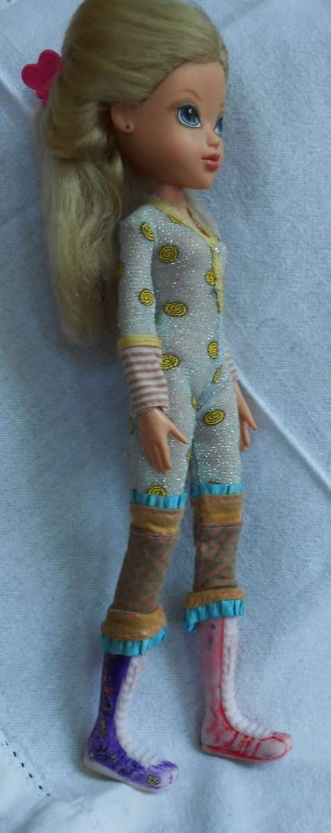 collectible MGA 2009 Moxie Girlz Avery blond hair and blue eyes