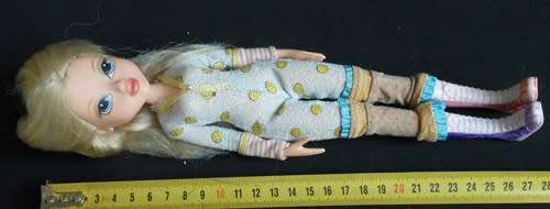 collectible MGA 2009 Moxie Girlz Avery blond hair and blue eyes