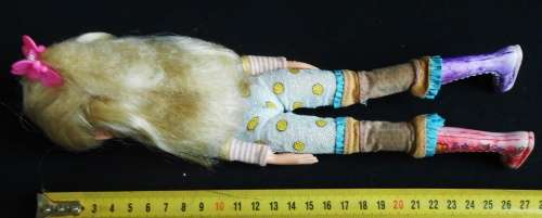 collectible MGA 2009 Moxie Girlz Avery blond hair and blue eyes
