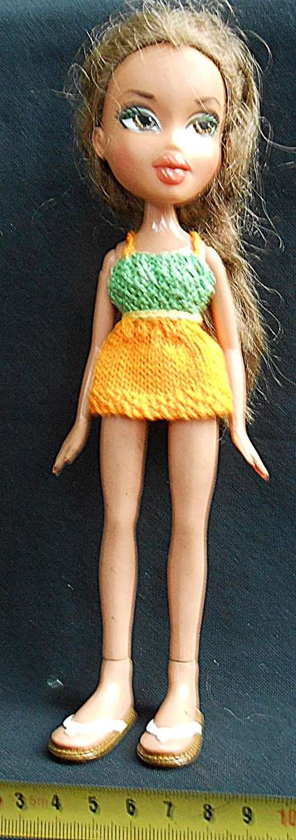 Bratz Girlz doll Yasmin with light brown hair brown eyes tanned look