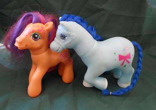 Two little ponies made by Hasbro