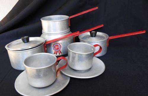 Collectable   Vintage Hart   aluminium Ktchenware (pots and pans0