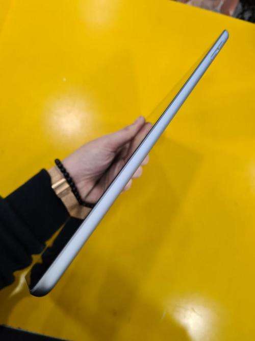 Apple IPad 6th Generation 32GB WIFI ONLY ----**R1 Crazy friday Auction**