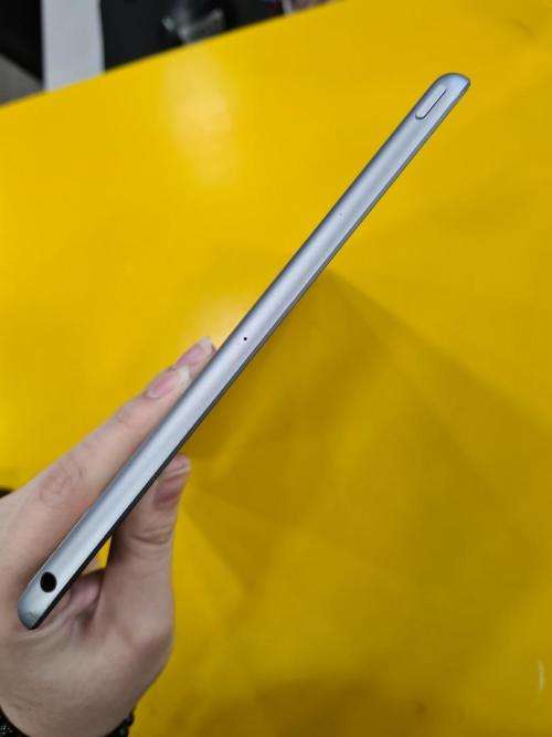 Apple IPad 6th Generation 32GB WIFI ONLY ----**R1 Crazy friday Auction**