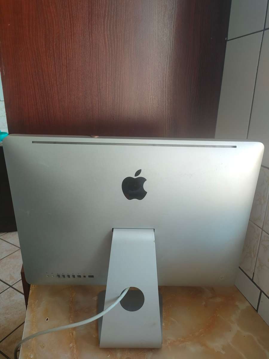 Apple iMac A1311 21.5` AiO Computer i5, 8gb, 500gb, cracked screen