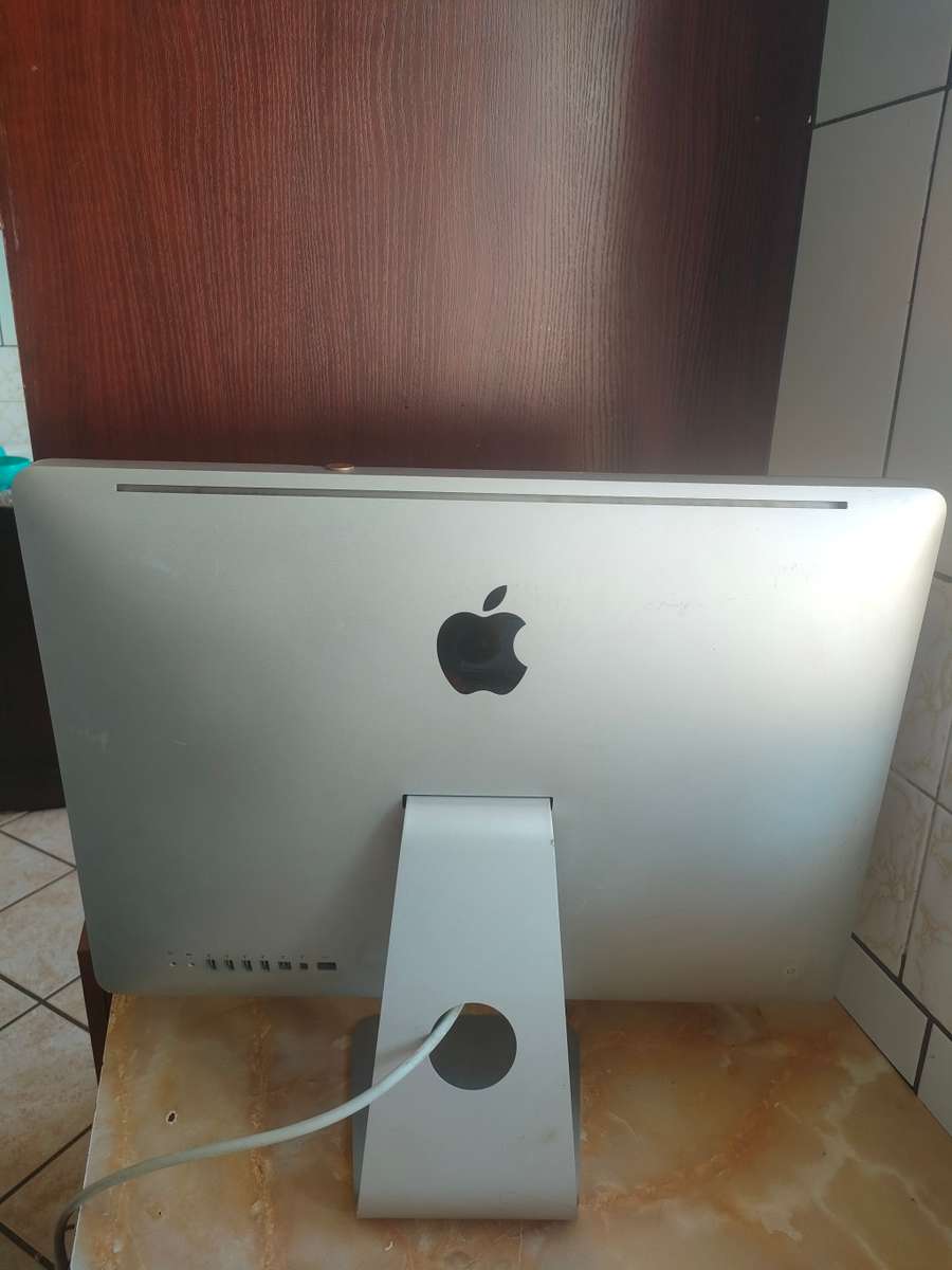 Apple iMac A1311 21.5` AiO Computer i5, 8gb, 500gb, cracked screen