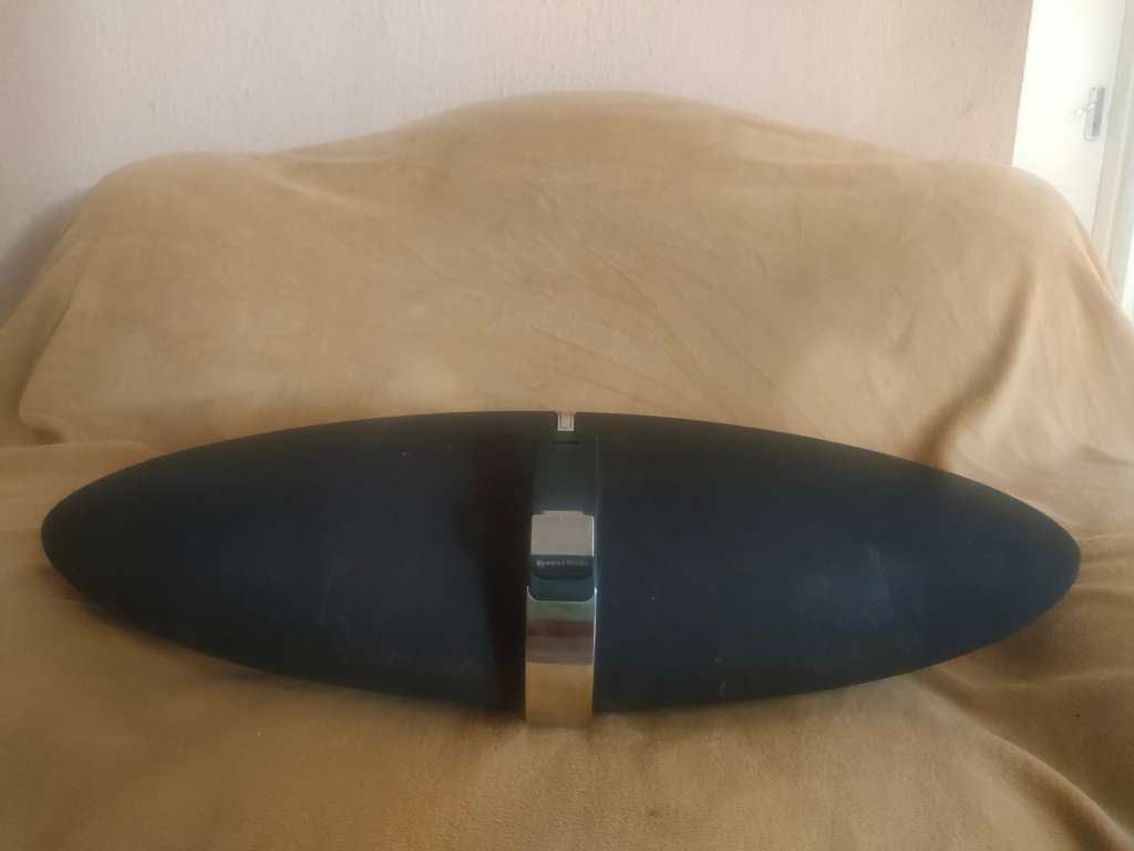 Bowers & Wilkins Zeppelin Air iPod speaker with Apple airplay, remote control included