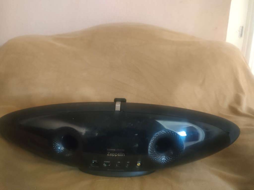 Bowers & Wilkins Zeppelin Air iPod speaker with Apple airplay, remote control included