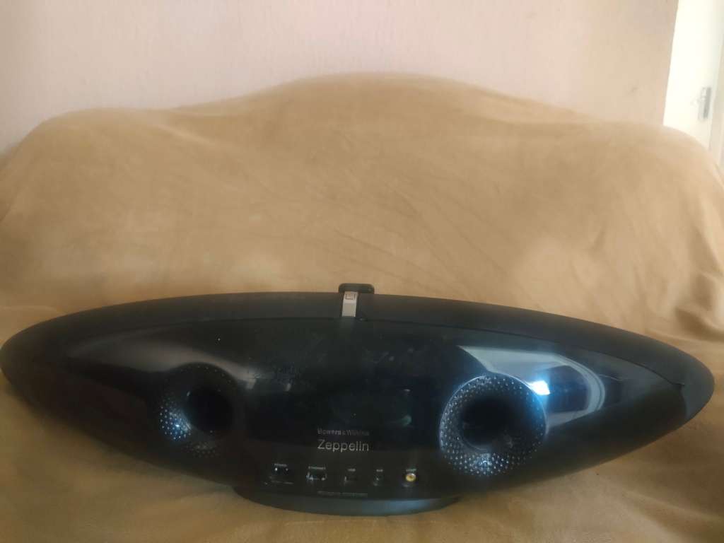Bowers & Wilkins Zeppelin Air iPod speaker with Apple airplay, remote control included