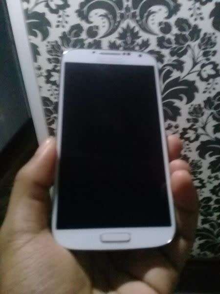 **SAMSUNG S4 32GIG** PLEASE READ