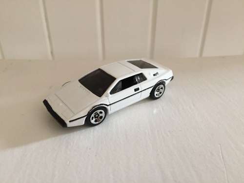 HOTWHEELS Hot Wheels James Bond 007 LOTUS Esprit 1:64 mint but loose