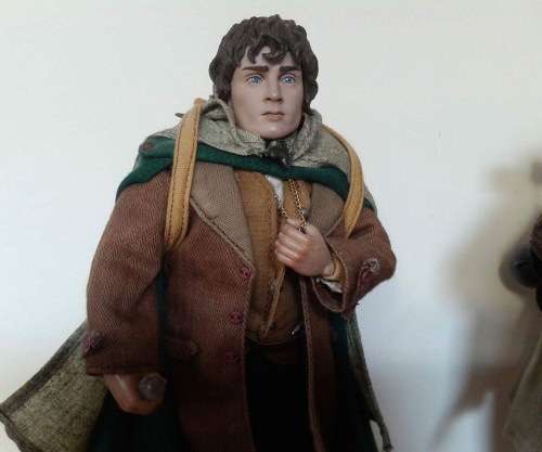 Sideshow Collectibles HOT TOYS LORD OF THE RINGS Frodo detailed 1 in 6 scale figure boxset