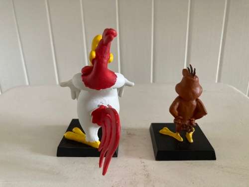 Looney Tunes statuettes Foghorn Leghorn and Henry Chicken Hawk with packaging boxes