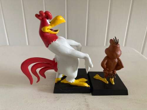 Looney Tunes statuettes Foghorn Leghorn and Henry Chicken Hawk with packaging boxes