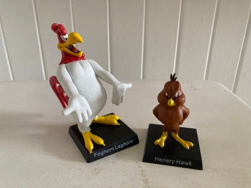 Looney Tunes statuettes Foghorn Leghorn and Henry Chicken Hawk with packaging boxes