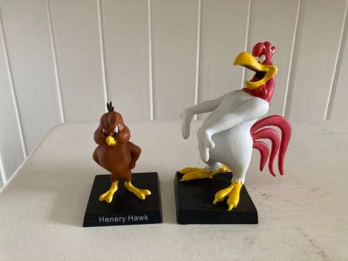 Looney Tunes statuettes Foghorn Leghorn and Henry Chicken Hawk with packaging boxes