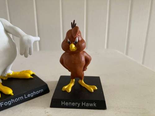 Looney Tunes statuettes Foghorn Leghorn and Henry Chicken Hawk with packaging boxes
