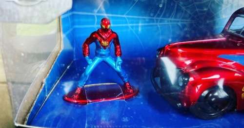 Marvel Spider-Man and 1941 Ford Pick up 1:32 scale by Jada diecast